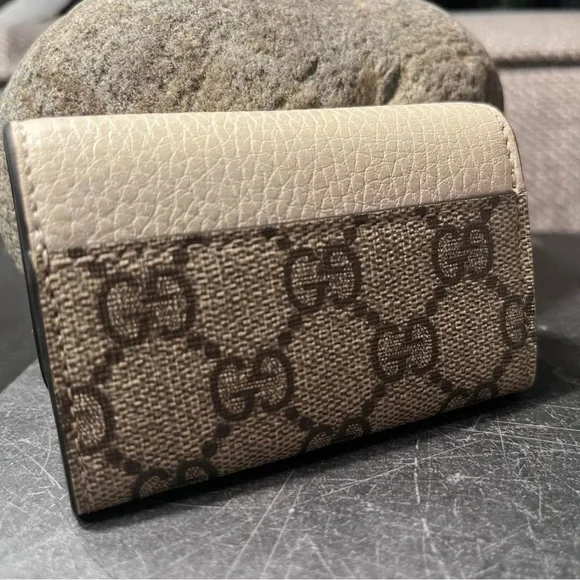 Gucci Cream Key Holder with Gold Hardware - Picture 5 of 7